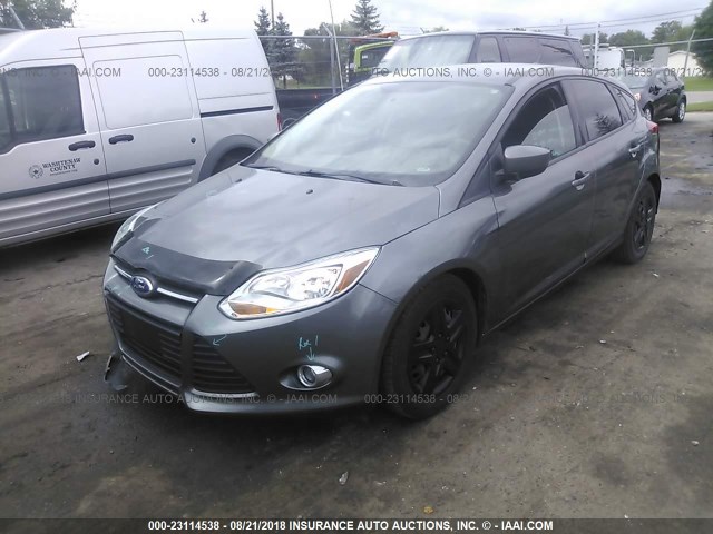 1FAHP3K23CL424862 - 2012 FORD FOCUS SE GRAY photo 2