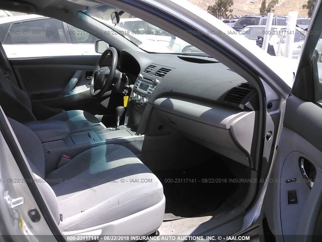 4T1BF3EK8BU157639 - 2011 TOYOTA CAMRY SE/LE/XLE 银色 照片 5