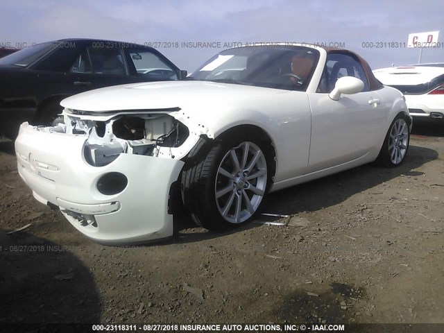 JM1NC25F060112716 - 2006 MAZDA MX-5 MIATA WHITE photo 2