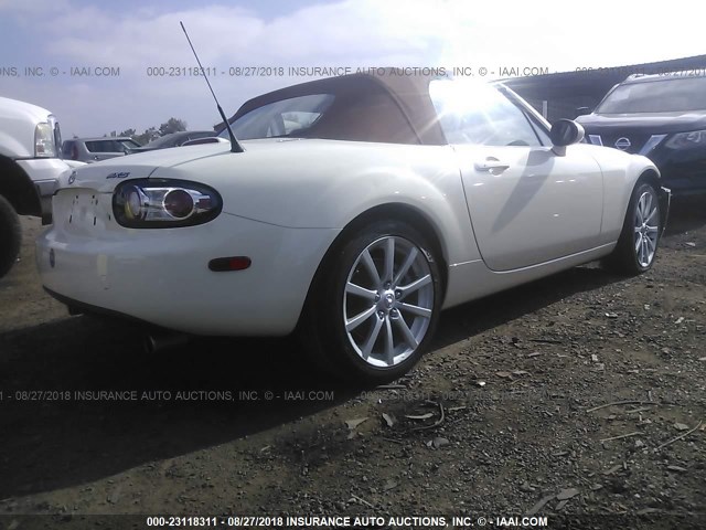 JM1NC25F060112716 - 2006 MAZDA MX-5 MIATA WHITE photo 4