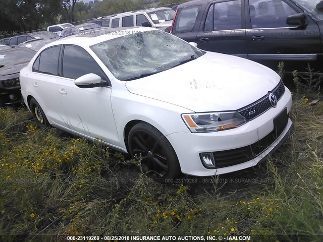 3VW567AJ3DM405726 - 2013 VOLKSWAGEN JETTA GLI WHITE photo 1