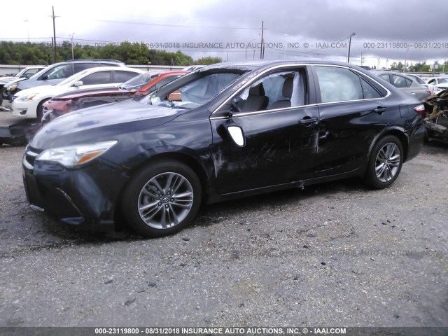 4T1BF1FK0GU264128 - 2016 TOYOTA CAMRY LE/XLE/SE/XSE BLACK photo 2