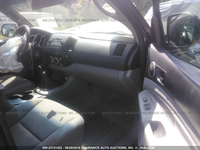 5TEUX4EN4AZ705975 - 2010 TOYOTA TACOMA ACCESS CAB ნაცრისფერი ფოტო 5