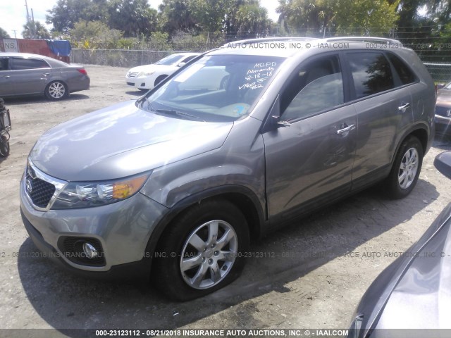 5XYKT3A6XCG265477 - 2012 KIA SORENTO LX GRAY photo 2