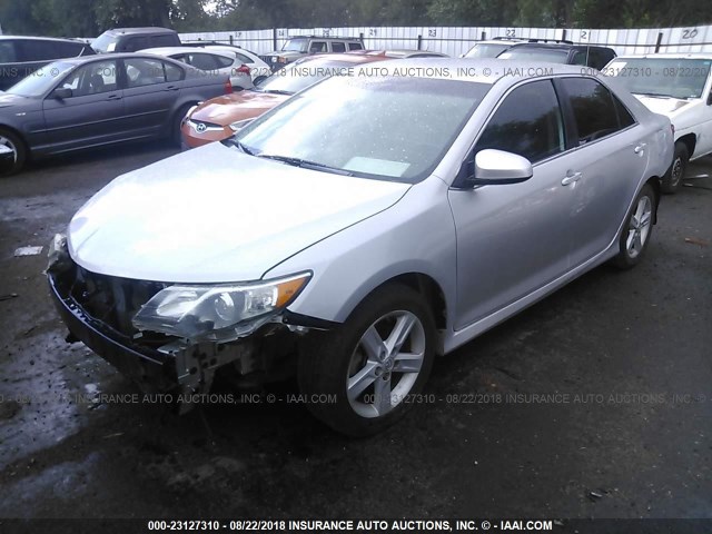 4T1BF1FK0CU586259 - 2012 TOYOTA CAMRY SE/LE/XLE 银色 照片 2