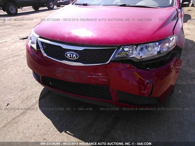 KNAFU4A28D5680984 - 2013 KIA FORTE EX RED photo 6