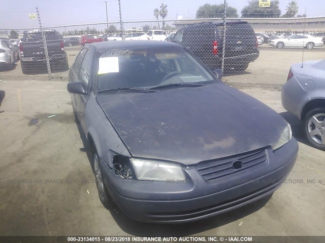 JT2BG22K2W0152863 - 1998 TOYOTA CAMRY CE/LE/XLE BLACK photo 1