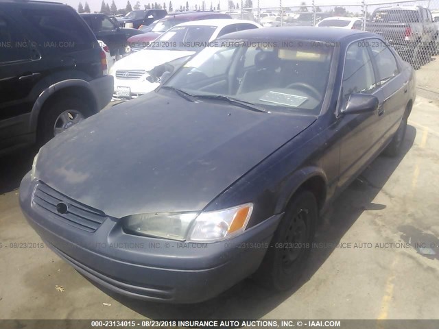 JT2BG22K2W0152863 - 1998 TOYOTA CAMRY CE/LE/XLE BLACK photo 2