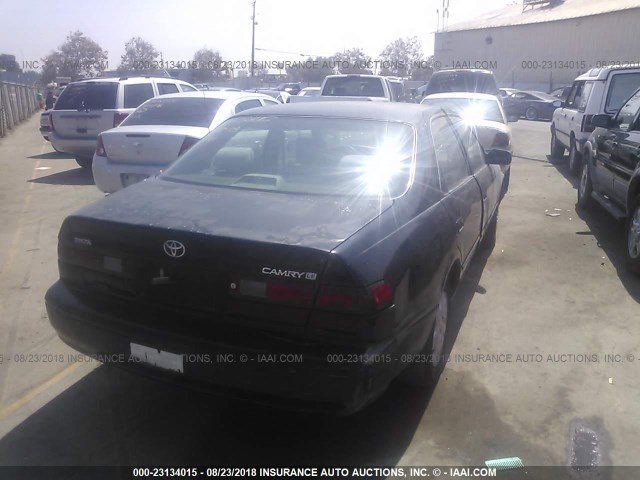 JT2BG22K2W0152863 - 1998 TOYOTA CAMRY CE/LE/XLE BLACK photo 4