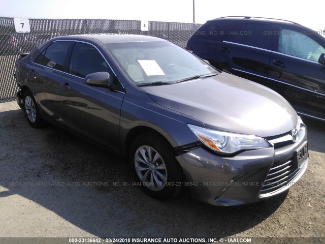 4T1BF1FK7HU332121 - 2017 TOYOTA CAMRY LE/XLE/SE/XSE GRAY photo 1
