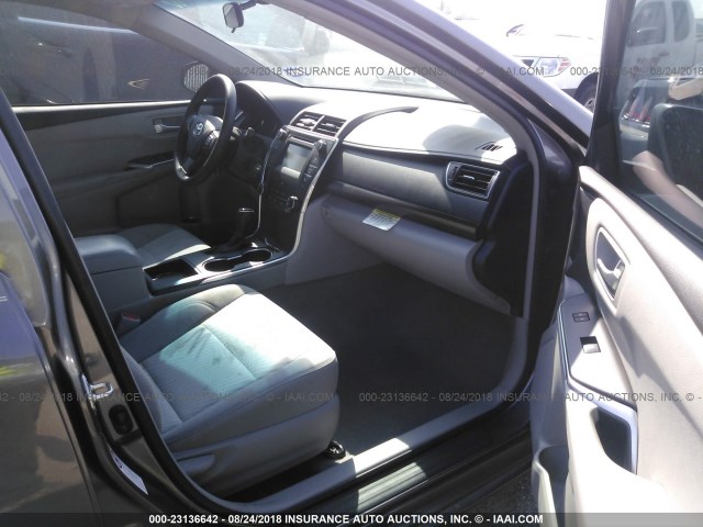 4T1BF1FK7HU332121 - 2017 TOYOTA CAMRY LE/XLE/SE/XSE GRAY photo 5