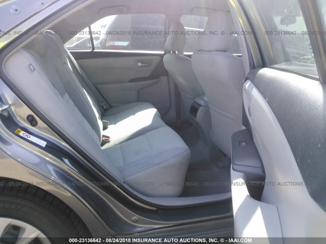 4T1BF1FK7HU332121 - 2017 TOYOTA CAMRY LE/XLE/SE/XSE GRAY photo 8