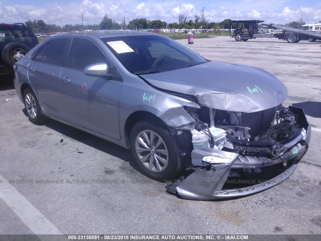 4T1BF1FK5GU170617 - 2016 TOYOTA CAMRY LE/XLE/SE/XSE SILVER photo 1