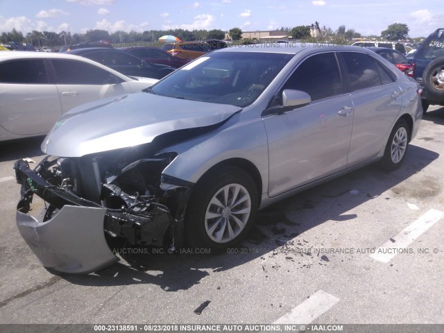 4T1BF1FK5GU170617 - 2016 TOYOTA CAMRY LE/XLE/SE/XSE SILVER photo 2