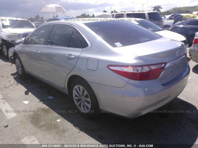 4T1BF1FK5GU170617 - 2016 TOYOTA CAMRY LE/XLE/SE/XSE SILVER photo 3