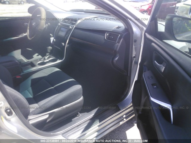 4T1BF1FK5GU170617 - 2016 TOYOTA CAMRY LE/XLE/SE/XSE SILVER photo 5