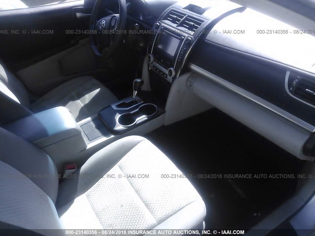 4T4BF1FK7CR180629 - 2012 TOYOTA CAMRY SE/LE/XLE 银色 照片 5