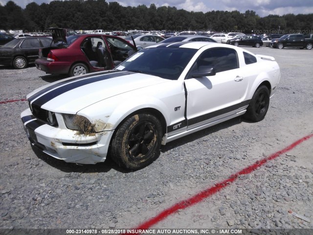 1ZVHT82H855147718 - 2005 FORD MUSTANG GT WHITE photo 2