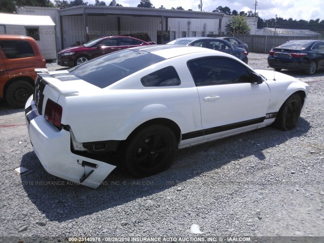 1ZVHT82H855147718 - 2005 FORD MUSTANG GT WHITE photo 4