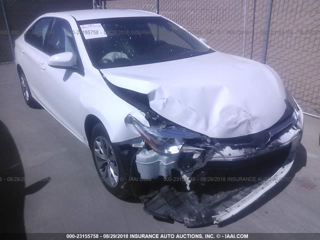 4T1BF1FK6FU030879 - 2015 TOYOTA CAMRY LE/XLE/SE/XSE WHITE photo 1