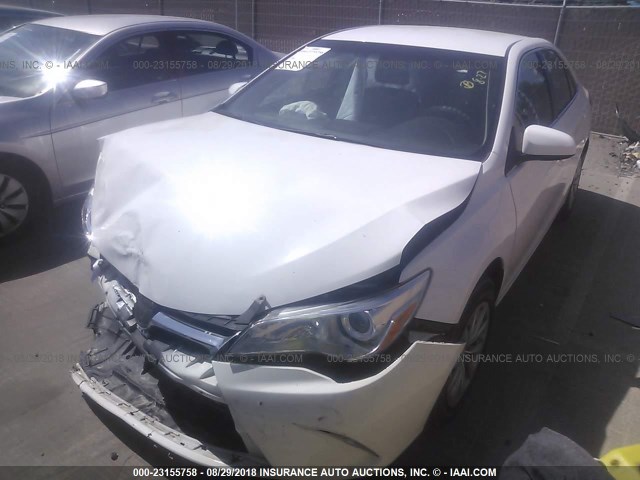 4T1BF1FK6FU030879 - 2015 TOYOTA CAMRY LE/XLE/SE/XSE WHITE photo 2
