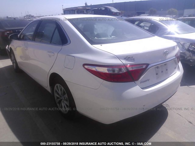 4T1BF1FK6FU030879 - 2015 TOYOTA CAMRY LE/XLE/SE/XSE WHITE photo 3