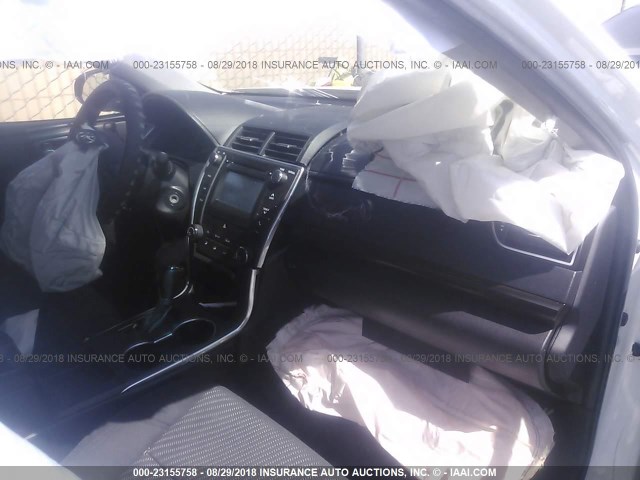 4T1BF1FK6FU030879 - 2015 TOYOTA CAMRY LE/XLE/SE/XSE WHITE photo 5