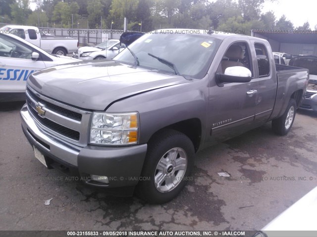 1GCRKSE39BZ317824 - 2011 CHEVROLET SILVERADO K1500 LT GRAY photo 2