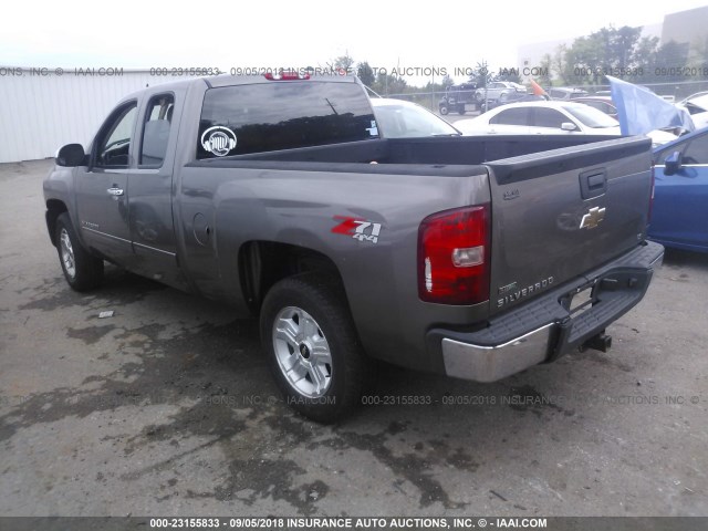 1GCRKSE39BZ317824 - 2011 CHEVROLET SILVERADO K1500 LT GRAY photo 3