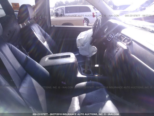 3GNFK22369G136771 - 2009 CHEVROLET AVALANCHE K1500 LT WHITE photo 5