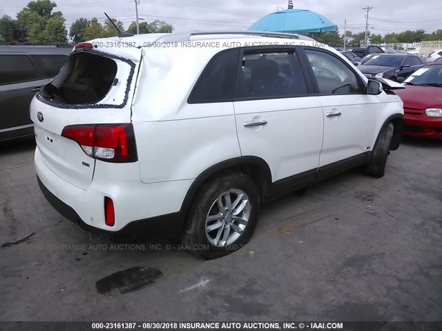 5XYKTDA68FG555372 - 2015 KIA SORENTO LX WHITE photo 4