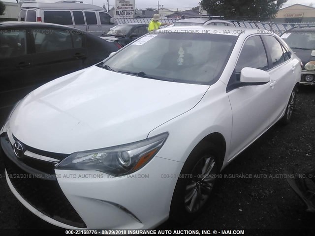 4T1BF1FKXHU330346 - 2017 TOYOTA CAMRY LE/XLE/SE/XSE WHITE photo 2