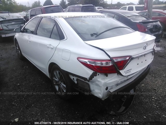 4T1BF1FKXHU330346 - 2017 TOYOTA CAMRY LE/XLE/SE/XSE WHITE photo 3