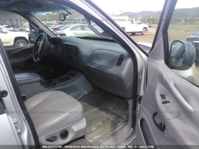 1FMPU16L22LA31161 - 2002 FORD EXPEDITION XLT SILVER photo 5