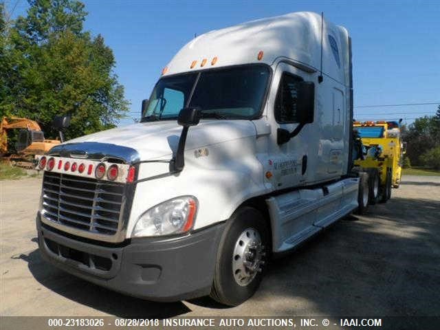 1FUJGLDR3CLBC3229 - 2012 FREIGHTLINER CASCADIA 125  WHITE photo 2
