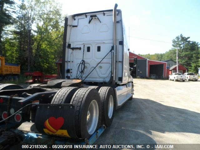 1FUJGLDR3CLBC3229 - 2012 FREIGHTLINER CASCADIA 125  WHITE photo 4