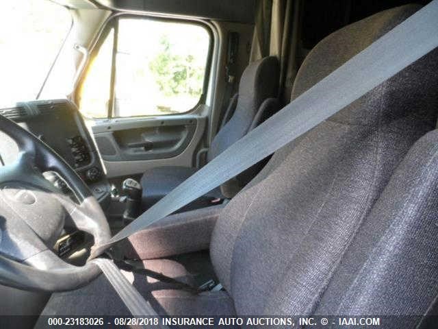 1FUJGLDR3CLBC3229 - 2012 FREIGHTLINER CASCADIA 125  WHITE photo 5