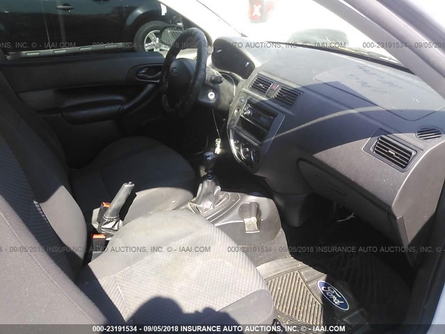 3FAFP31N55R143797 - 2005 FORD FOCUS ZX3 WHITE photo 5