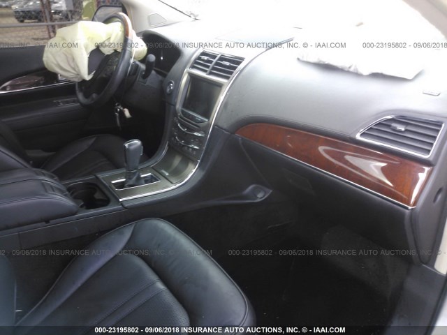 2LMDJ6JK8DBL04523 - 2013 LINCOLN MKX SILVER photo 5