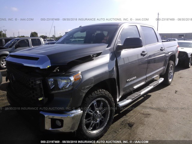 5TFEM5F1XJX126396 - 2018 TOYOTA TUNDRA CREWMAX SR5 GRAY photo 2