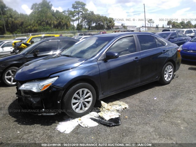 4T1BF1FK5HU624902 - 2017 TOYOTA CAMRY LE/XLE/SE/XSE Dark Blue photo 2