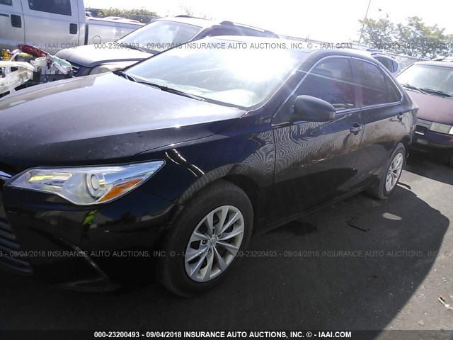 4T4BF1FK0FR502032 - 2015 TOYOTA CAMRY LE/XLE/SE/XSE BLACK photo 2
