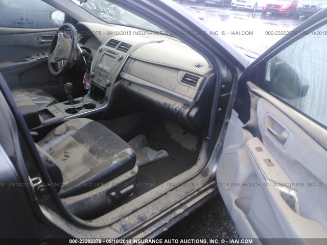 4T1BF1FK9FU062385 - 2015 TOYOTA CAMRY LE/XLE/SE/XSE TAN photo 5