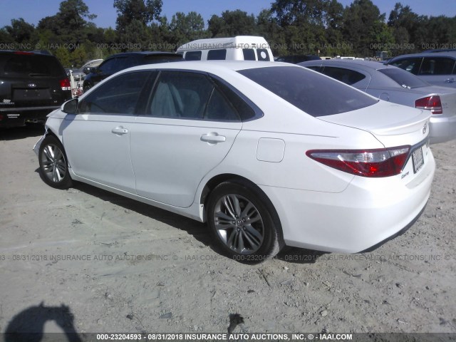 4T1BF1FKXGU119176 - 2016 TOYOTA CAMRY LE/XLE/SE/XSE WHITE photo 3
