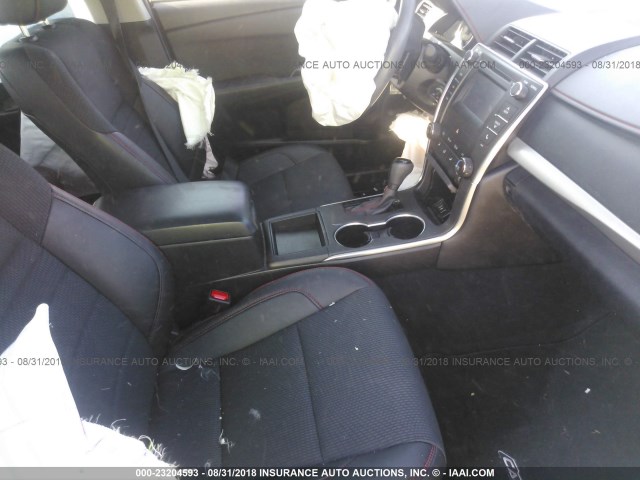 4T1BF1FKXGU119176 - 2016 TOYOTA CAMRY LE/XLE/SE/XSE WHITE photo 5