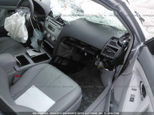 4T1BF3EK0BU708369 - 2011 TOYOTA CAMRY SE/LE/XLE 银色 照片 5