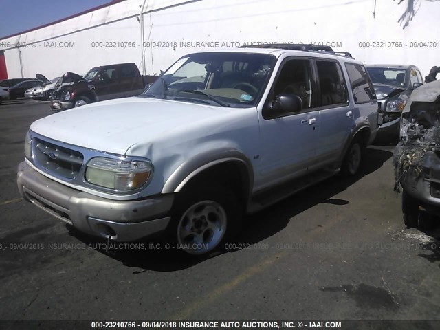 1FMZU84P4YZA55684 - 2000 FORD EXPLORER EDDIE BAUER WHITE photo 2