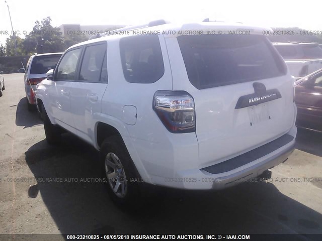 JTEBU5JRXG5379265 - 2016 TOYOTA 4RUNNER SR5 PREM/LTDL/TRAIL/TRD WHITE photo 3