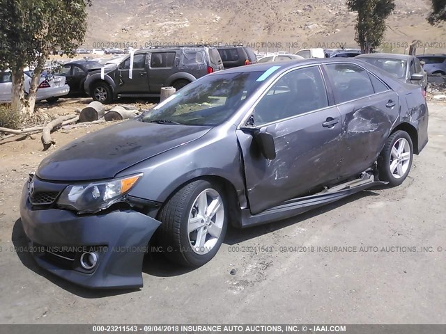 4T1BF1FK8EU458452 - 2014 TOYOTA CAMRY L/SE/LE/XLE ნაცრისფერი ფოტო 2