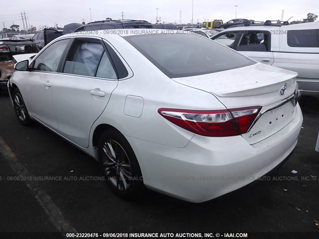 4T1BF1FK7HU454705 - 2017 TOYOTA CAMRY LE/XLE/SE/XSE WHITE photo 3